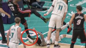 阿德巴约附加赛首节后段受伤退赛 拉梅洛·鲍尔动作引发争议