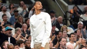 文班亚马转述奥拉朱旺建议：现在就能赢，马刺62胜20负进季后赛