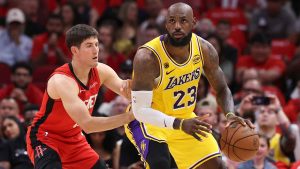 勒布朗·詹姆斯三分追平 湖人112比108加时客场再胜火箭