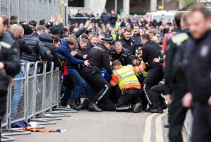 足球球迷踩踏事件致至少1人死亡60人受伤