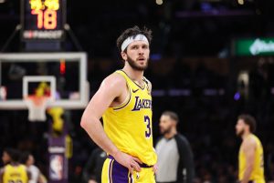 奥斯汀·里夫斯接受肋部和腹斜肌检查 湖人等待结果