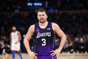 卢卡·东契奇腿筋二级拉伤至少缺席两周 比尔·西蒙斯称湖人季后赛对阵将被改写