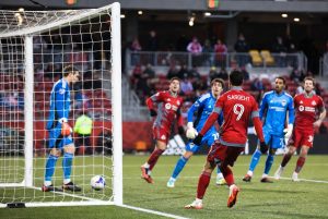 多伦多FC 3-2逆转科罗拉多急流 三张红牌主导戏剧性比赛