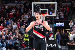 开拓者114比104胜快船距西部第八仅差半个胜场，阿夫迪亚28+11+8霍勒迪30分